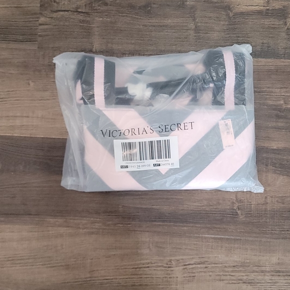 NWT Victoria's Secret Pink and Black Chevron Tote - Picture 3 of 3